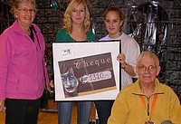 Jurrian, Phyliss, Sasha, Henne en een cheque van �1.310,-