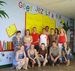 GJK jongeren voor de door hen gemaakte muuurschildering